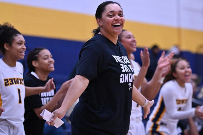 texas wesleyan head women's basketball coach brenita jackson coaching during a basketball game